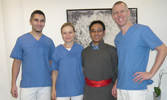 Zahnärztliche Behandlung in Tibet Zahnarzt team