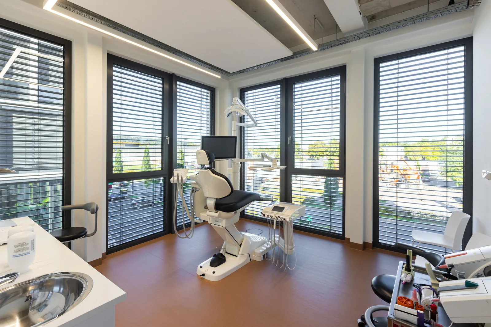 Lichtdurchflutetes Behandlungszimmer