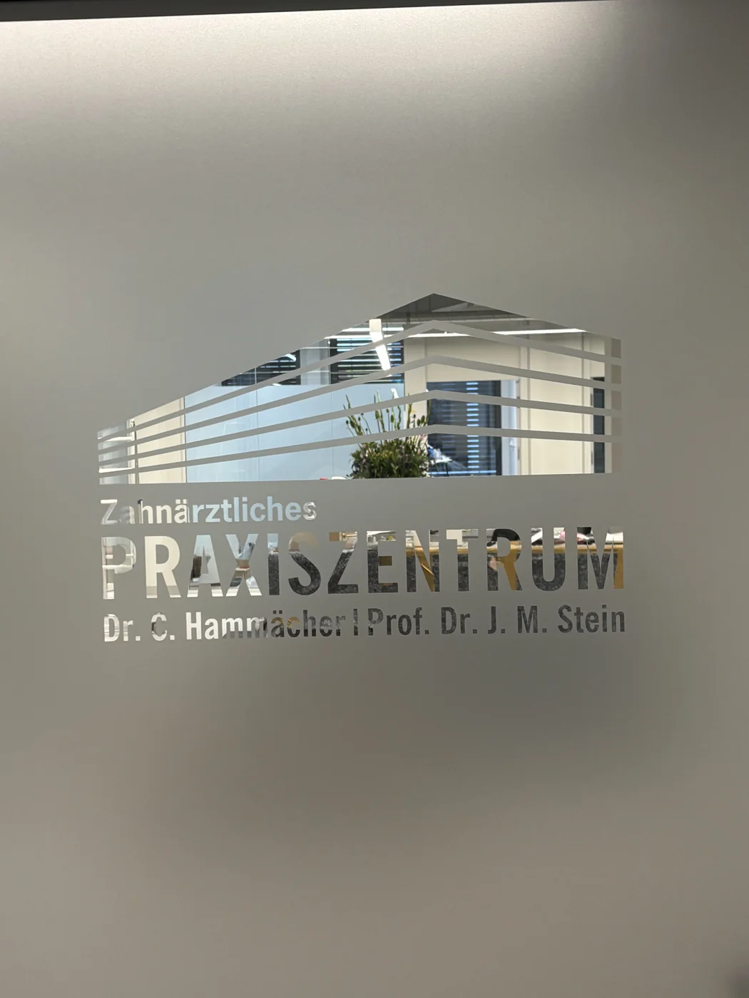 Eingang des Zahnärztlichen Praxiszentrums im Alpha Space