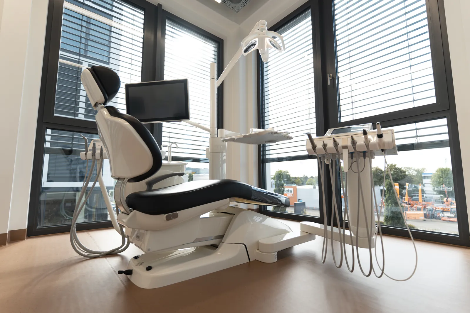 Helles Behandlungszimmer im Praxiszentrum Aachen
