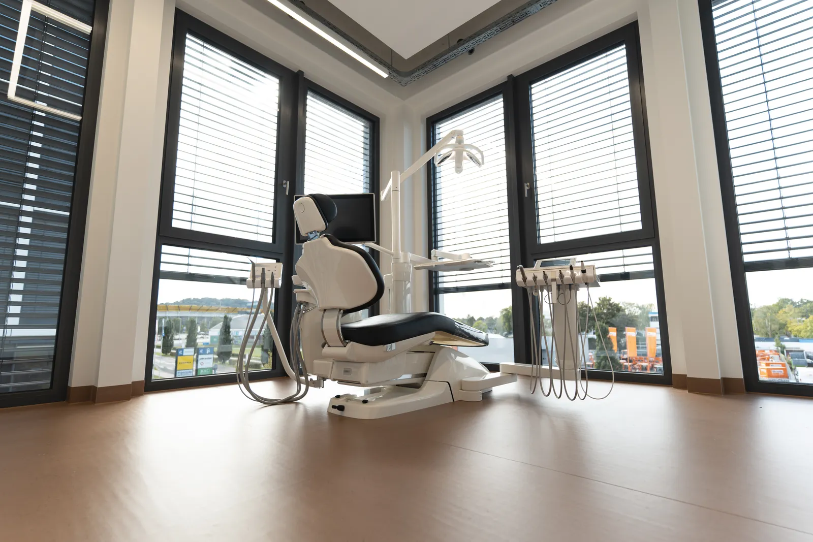 Behandlungszimmer mit Blick ins Freie