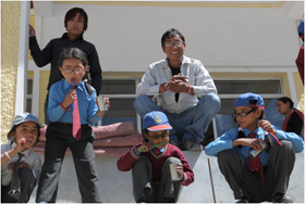 Zahnputzaktion Lehrmaterial Ladakh Indien zahnmedizinische Versorgung